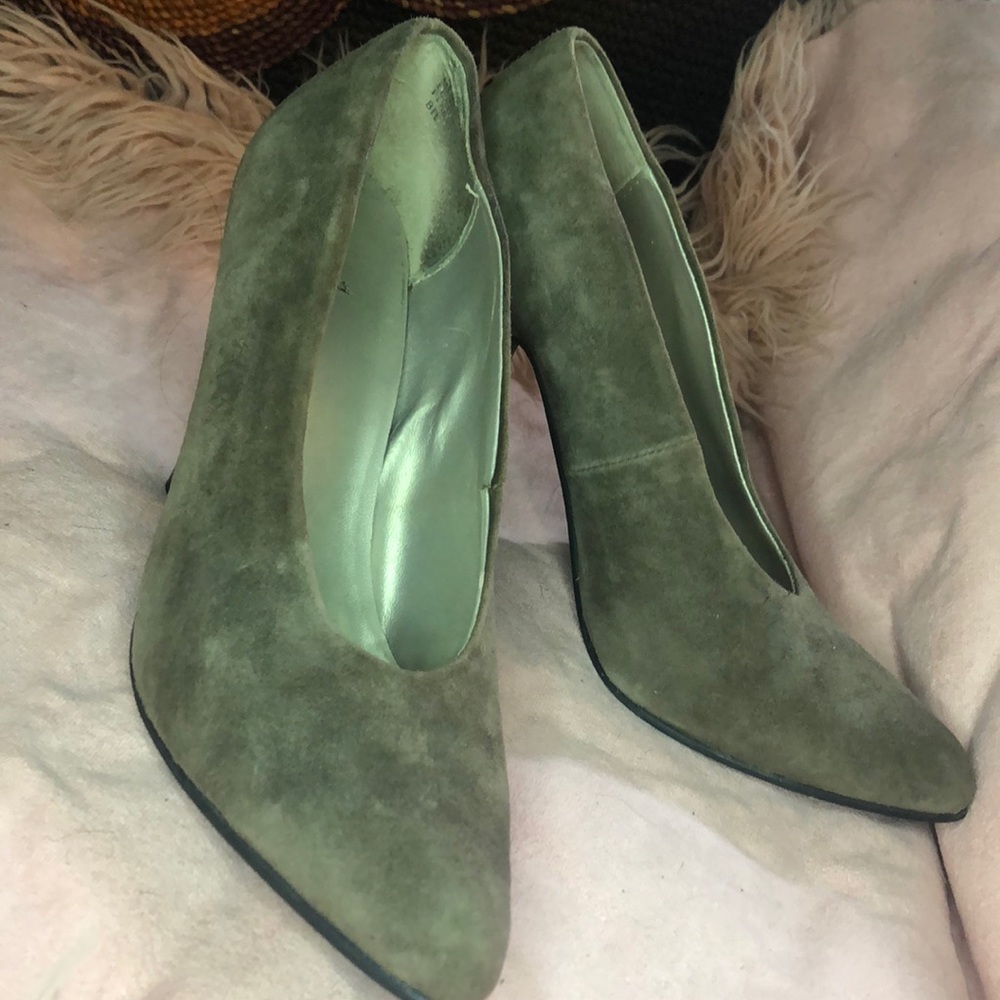 Gray sued heels 👠